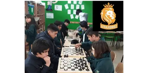 Enseñando ajedrez social a niños de escuela municipal.