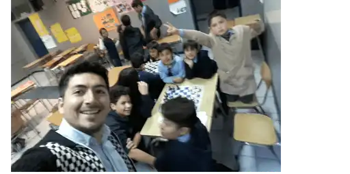 Enseñando ajedrez social a niños de escasos recursos.